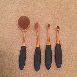 4 makeup brushes that I have never used